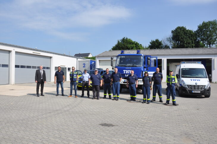 Eine erste Abordnung des THW Lauf machte sich gestern Vormittag auf die Reise nach Nordrhein-Westfalen, die zweite Gruppe folgte am Nachmittag. Ganz links Laufs Bürgermeister Thomas Lang, daneben THW-Ortsbeauftragter Marcus Sperber.