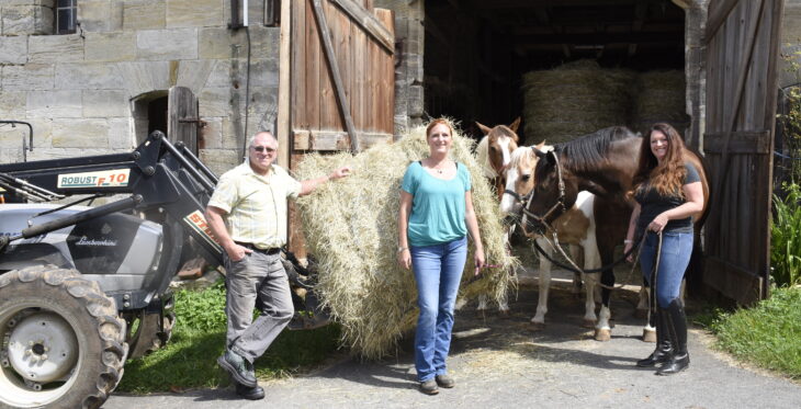 Erich Vogel, Katharina Timmig und Loreen Wolf sind die Organisatoren der Heu-Spendenaktion für die Flutopfer. Für den Vogelhof in Höflas fiel die Ernte in diesem Jahr gut aus.