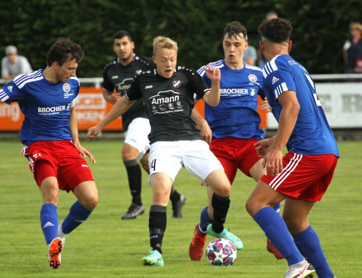 Johannes Altwasser vom FC Hersbruck (schwarz-weiß) sorgte in den ersten 45 Minuten immer wieder für Gefahr vor dem Baiersdorfer Gehäuse.
