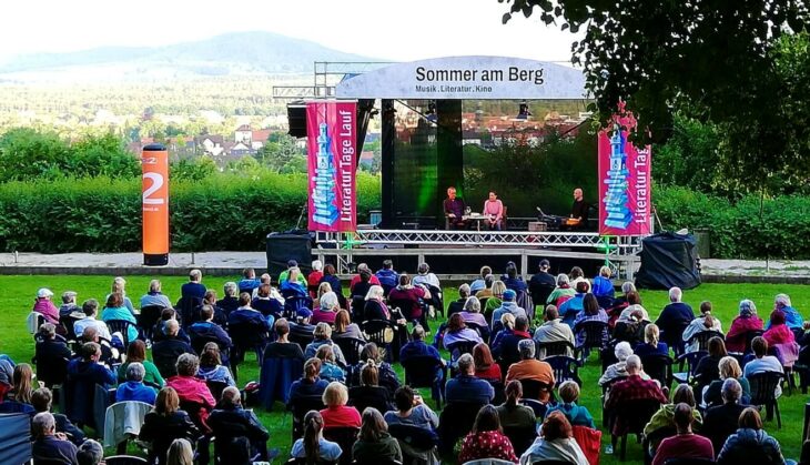 Besucher auf dem Reigenplatz erlebten 2021 im Rahmen der Laufer Lichtblicke den Sommer am Berg. Bei der Lichtblicke-Ausgabe 2022 soll es auch eine Bühne im Laufer Freibad geben. Dafür sucht die Stadt nun Künstler.