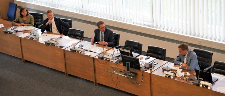 Bundesverkehrsminister Andreas Scheuer bei seinem Besuch im Sitzungssaal des Landratsamtes, links die Europaabgeordnete Marlene Mortler und Landtagsabgeordneter Norbert Dünkel, rechts Landrat Armin Kroder. Bei dem Treffen ging es um die Elektrifizierung der Bahnlinie rechts der Pegnitz