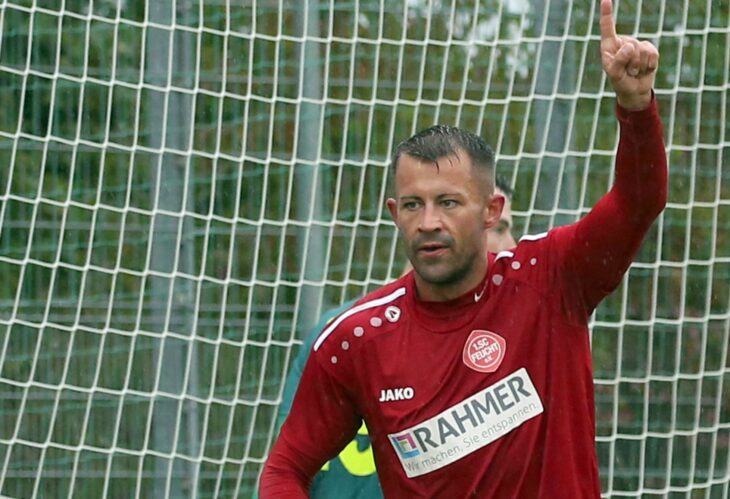 Gleich zweimal trifft Torjäger Stephan König in den Schlussminuten und verhilft seinem SC doch noch zu drei Punkten.