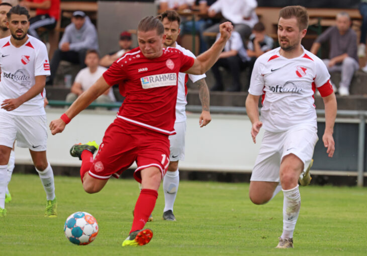 Was auch immer Tim Ruhrseitz während des Italien-Urlaubs unternommen hat, es hat gewirkt. Gegen den SV Vatan Spor Aschaffenburg ebnete der Feuchter Offensivspieler mit drei Treffern im ersten Durchgang dem SC Feucht den Weg zum Sieg.