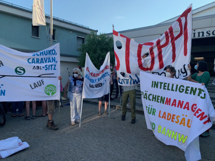 Gegner und Befürworter (ABL-MItarbeiter) der Firmenumsiedlung demonstrierten vor der Bertleinschule, in der die Laufer Stadtratssitzung stattfand.