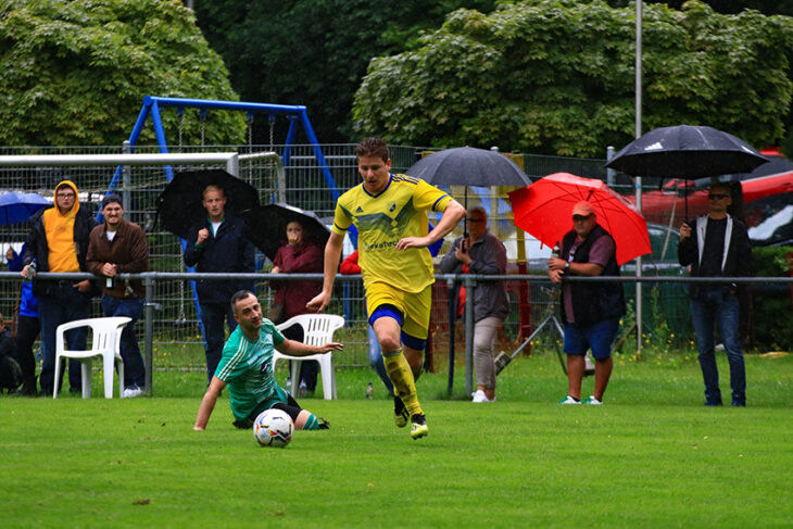 Unaufhaltsam: Torjäger Andreas Galster vom TSV Neunhof auf dem Weg zum 2:0, bei dem er den Ball am Torwart vorbei ins rechte untere Eck schiebt. Sein Gegenspiel vom SV Moggast kann nur noch zusehen.
