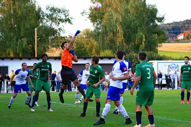Im Derby zwischen SpVgg Diepersdorf (in Grün) und FC Ottensoos stand SpVgg-Keeper Benjamin Rühl zu oft im Fokus. Obwohl er hier bei einer Ecke klärt, musste er sich am Ende zweimal geschlagen geben und die Heimelf verlor 0:2.