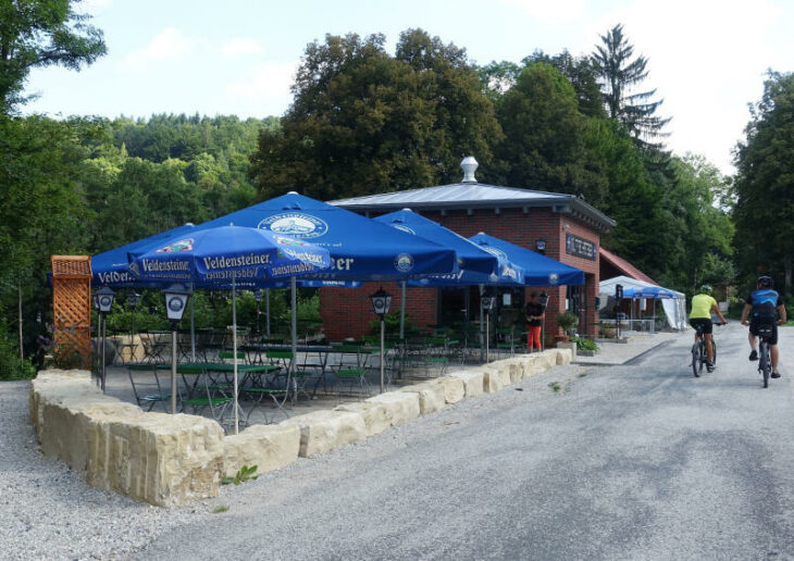 Der Biergarten am Rastwaggon in Rupprechtstegen ist neu gestaltet.