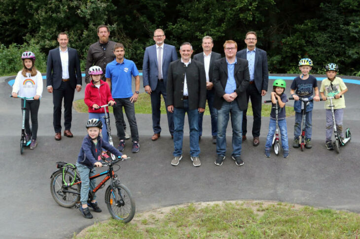 Etliche Kinder flankierten (v.l.) Landrat Armin Kroder, Thorsten Greisinger vom Familando, Projektleiter Gerd Egelseer, Christian Seitz von der Raiffeisenbank, Bürgermeister Markus Gleißenberg, Thomas Strebel, 2. Vorsitzender, Holger Bayer, 1. Vorsitzender des Sportverein Henfenfeld, und Günter Mertel von der Sparkasse.