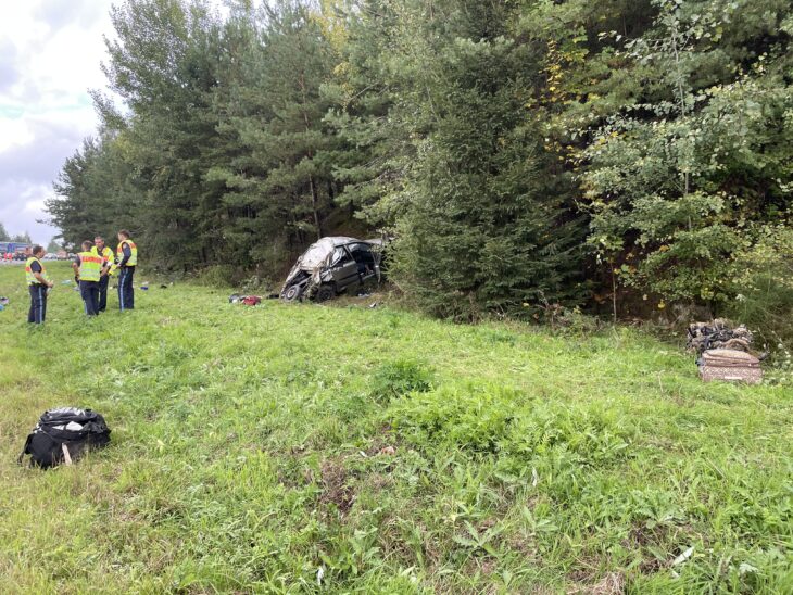 Feuerwehr, Rettungsdienst und Rettungshubschrauber waren im Einsatz, um die vier Schwerverletzten zu retten.