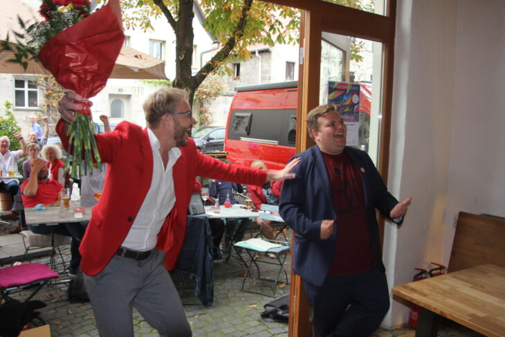 Marcel Schneider (links) feiert mit Jan Plobner die erste Hochrechnung.