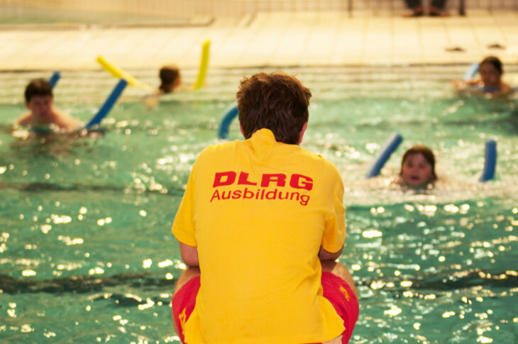 Auch für die Schwimmkurse der DLRG – hier im Bild –, können die 50-Euro-Gutscheine eingelöst werden.
