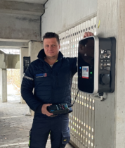 Elektrotechniker-Meister Benjamin Fischer aus Leinburg und sein Team sind für Sie die kompetenten Ansprechpartner, egal ob es wie hier im Bild um die Installation einer E-Ladesäule geht oder um neue Steckdosen in ihrem Wohnzimmer.