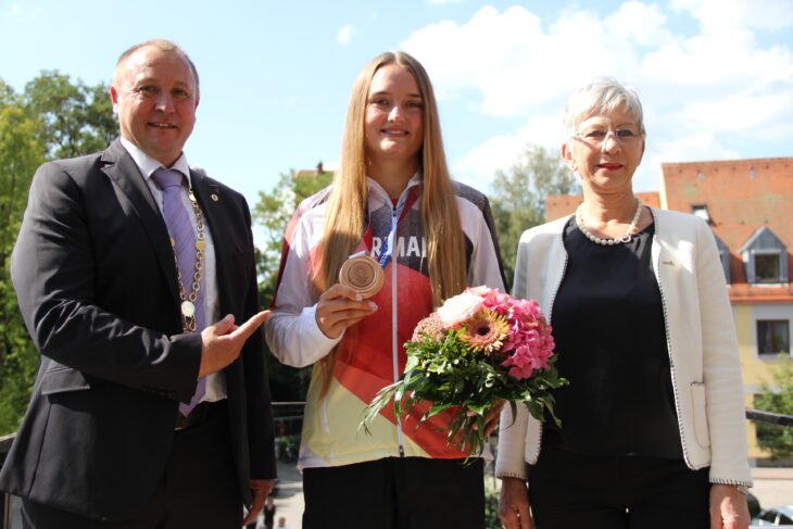 Bürgermeister Jörg Kotzur und stellvertretende Landrätin Gabriele Drechsler gratulieren der Olympionikin zu ihrem Erfolg bei den Spielen in Tokio.