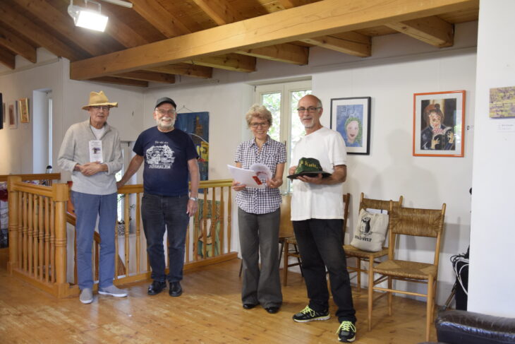 Hans Joachim Strauß und Ernst Klier vom Themenkunstverein freuen sich, zum achten Mal Friederike Pöhlmann-Grießinger und Roland Eugen Beiküfner mit ihrem Stück über Joseph Beuys präsentieren zu können.