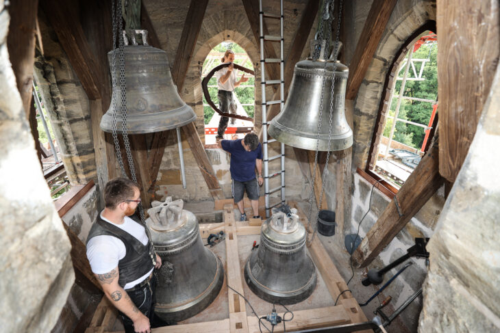 Viel Know-how und Muskelkraft waren nötig, um den Turm der St. Egidienkirche für das neue Geläut zu sanieren. Anschließend wurden die vier neuen Glocken nach oben gewuchtet. Die Schwerste von ihnen wiegt fast 1000 Kilogramm.