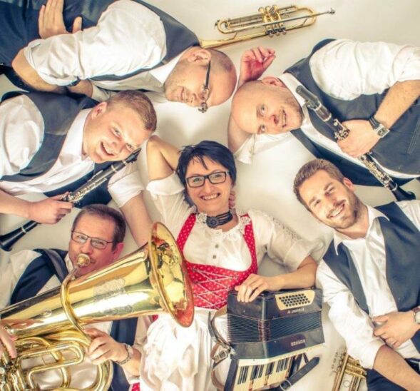 Fünf Männer, eine Frau, ihre Instrumente und die Liebe zur Volksmusik – das sind die Alfelder Musikanten.