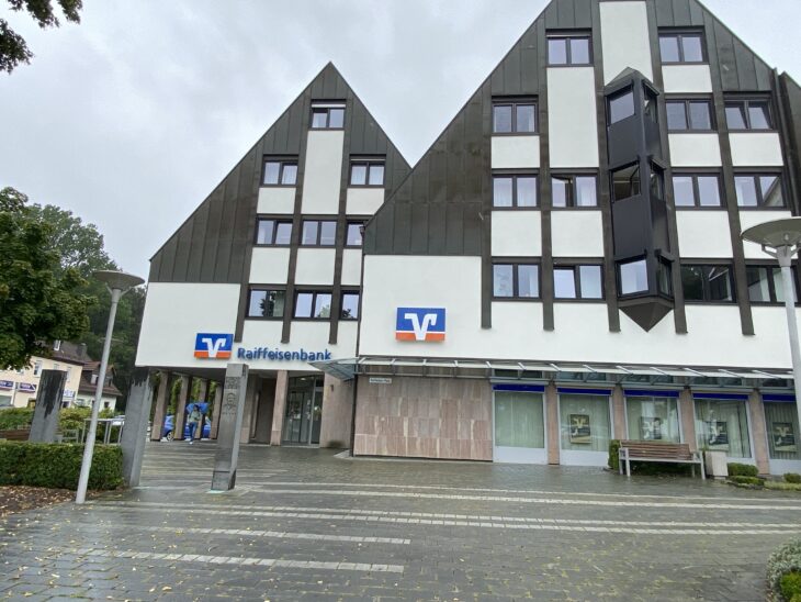 Die Raiffeisenbanken Altdorf-Feucht (hier die Filiale in Feucht) und Hersbruck werden am Wochenende technisch zusammengeschlossen. Deshalb kann es zu Einschränkungen kommen.
