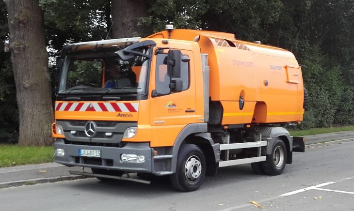 Die Kehrmaschine des Röthenbacher Bauhofs im Einsatz. Sie wird auch weiterhin nach Bedarf losgeschickt.