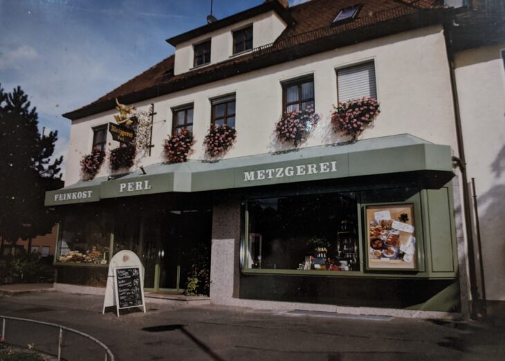 Die Metzgerei Perl schließt, doch ihre beliebten Wurstwaren verkauft sie weiterhin im Fleischladen des Laufer Schlachthofs.