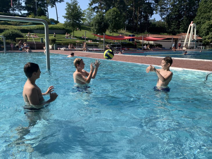 Manuel, Tobias und Hamza (v. l.) sind normalerweise öfter im Freibad, doch in diesem Jahr waren die zehnjährigen Laufer nur fünf bis zehn Mal im Bad. „Bei schönem Wetter war es oft schon ausgebucht und der Sprungturm ist gesperrt“, sagt Manuel. In dieser warmen Woche haben sie es aber noch einmal geschafft.