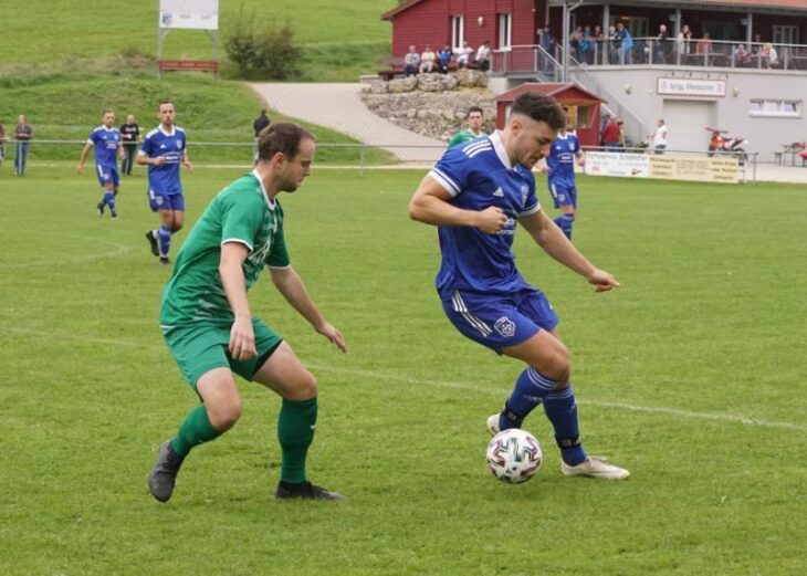 Nico Kroha (am Ball) entschied mit seinem „Goldenen Tor“ das richtungsweisende Duell zwischen der SpVgg Sittenbachtal und der SKL-Reserve für seine Farben.