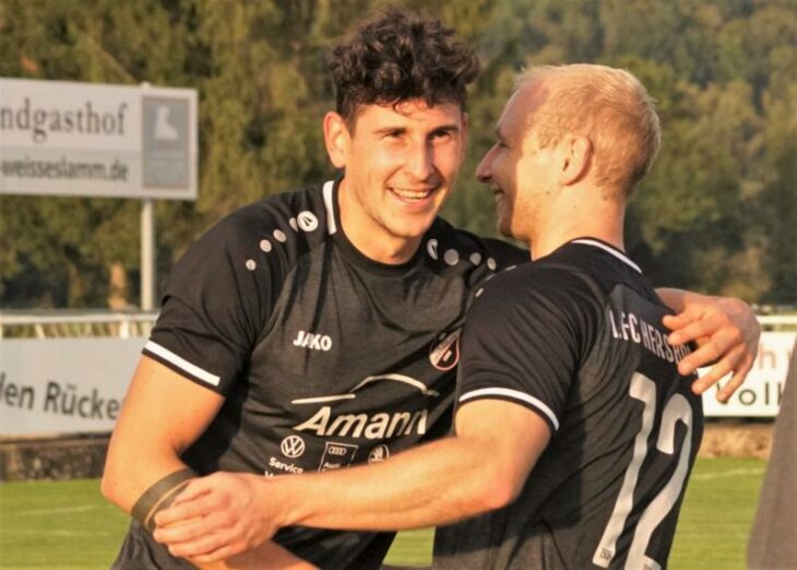 Ralf Maas (links), der hier die Glückwünsche von Philipp Bauerfeld entgegennimmt, war beim 3:2-Sieg des FC Hersbruck mit einem Hattrick innerhalb von zehn Minuten der Spieler des Tages.