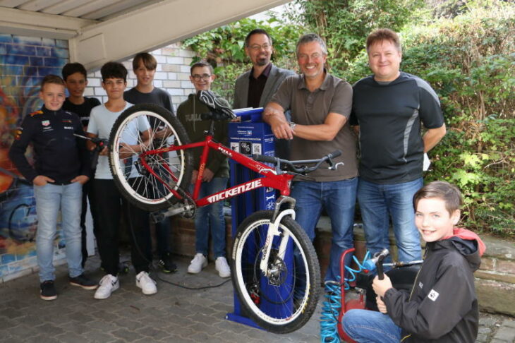Die Mitglieder der „Bike Box“ sowie die Lehrer Ulrich Keding (Vierter v. rechts) und Ralph Schmidt (Dritter v. rechts) freuen sich über die neue Rad-Reparatursäule am PPG.