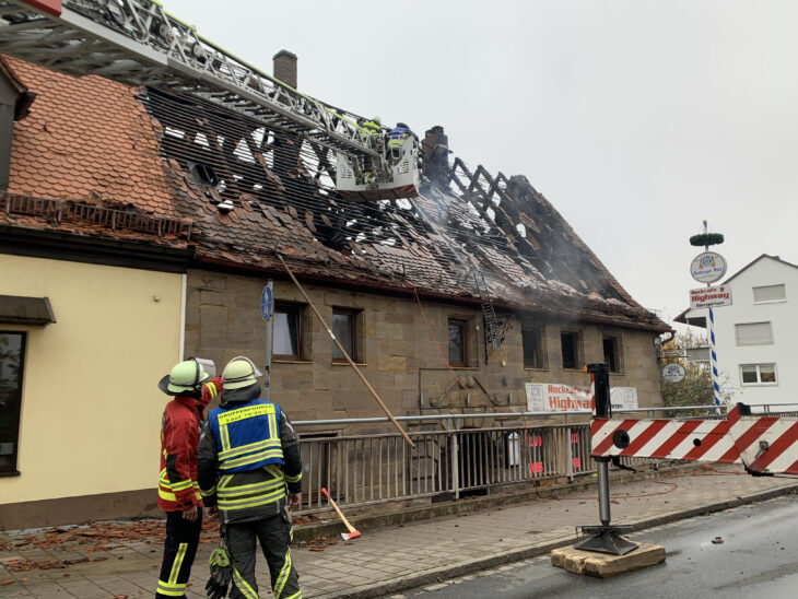 Am Tag danach: Der Dachstuhl des Gebäudes an der Nürnberger Straße ist vollständig ausgebrannt.