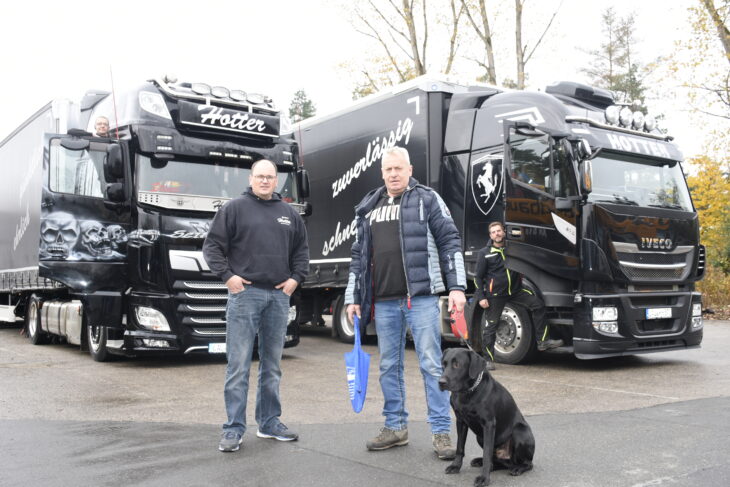 Kurt Hotter (vorne rechts) und sein Co-Geschäftsführer Christian Braun vor zwei 40-Tonnern der Hotter-Flotte im Röthenbacher Gewerbegebiet Diehl. Hotters Fahrer Marco Amm (links) und Jens Ellinger meistern seit Jahren die schweren Arbeitsbedingungen für Berufskraftfahrer.