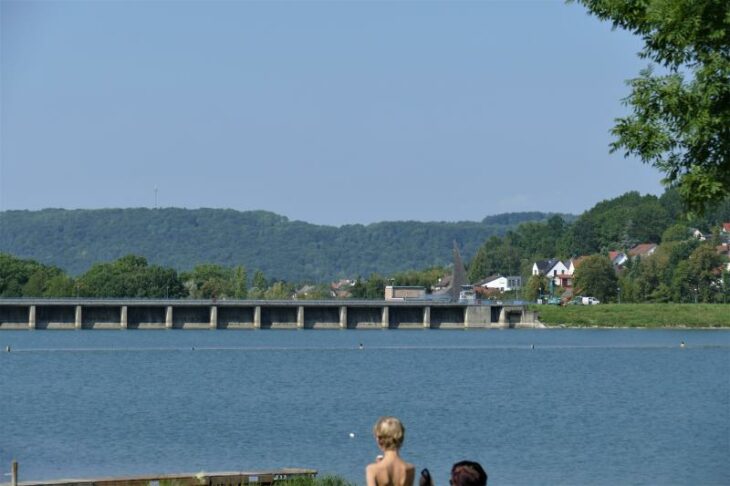 Zusätzlich 1,45 Millionen Kubikmeter Wasser kann der Stausee fassen, wenn die Stauklappe an der Sperre aufgestellt wird.
