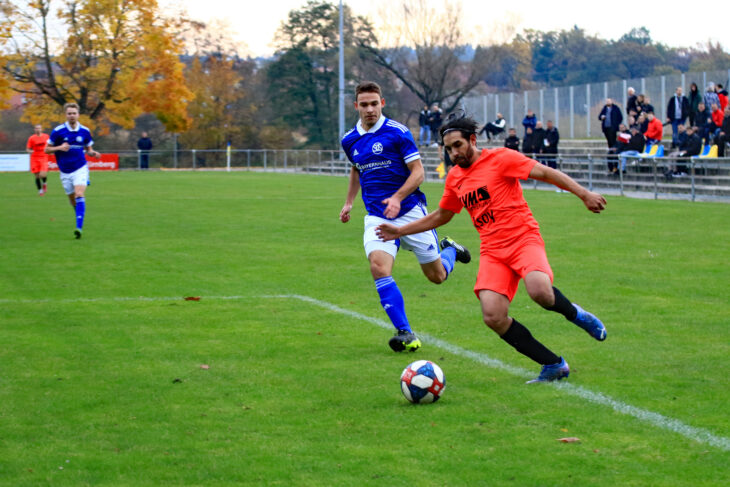 Auch in Unterzahl blieb Türkspor (rechts Mustafa Jasarevic) im Angriffsmodus, doch der SV Schwaig (links Constantin Zylka) blieb am Ende siegreich.