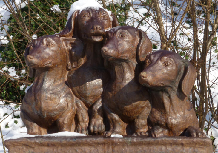 Das Dackel-Denkmal, wie es viele kennen. Weil die Schäden zu groß sind, kann es nicht mehr restauriert werden, sondern soll durch eine Neuanfertigung ersetzt werden. Es wurde inzwischen abgebaut.