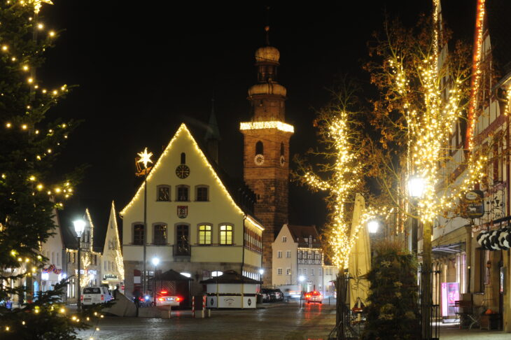 Das Alte Rathaus und der Turm der Johanniskirche leuchten ...