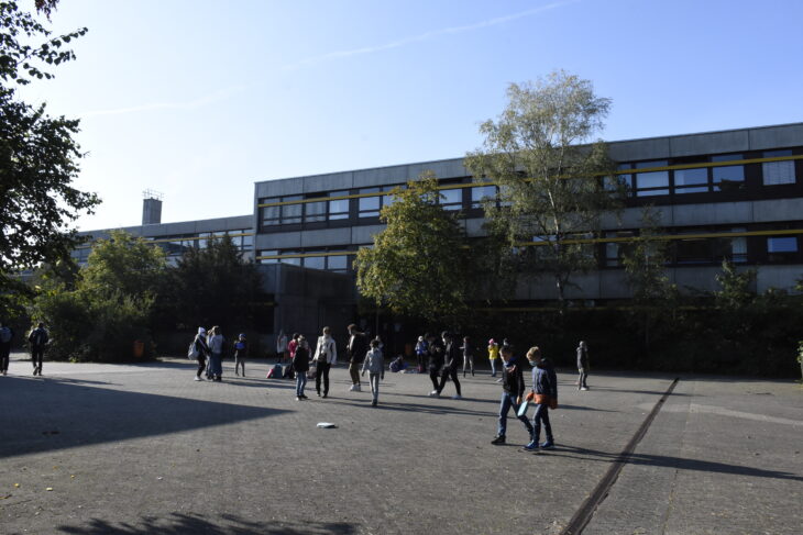 Das Gymnasium Röthenbach wird abgerissen und an gleicher Stelle neu errichtet. Dem Elternbeirat geht es nicht schnell genug. Er hat sich in einem offenen Brief an das Landratsamt gewandt (Archivfoto).