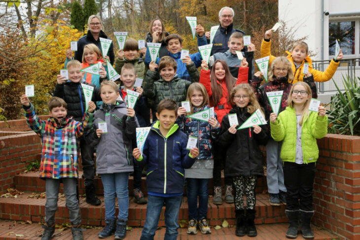 Die Verkehrserzieher, Polizeihauptkommissar Dietmar Faltermeier (oben links) und Polizeihauptmeisterin Nadine Schwemmer-Reichelt überreichten die Auszeichnungen. Mit den Kindern freute sich auch die Klassenleiterin Kristina Mösbauer (oben Mitte).