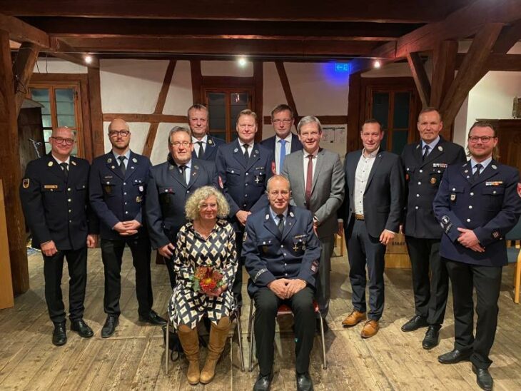 Uwe Holzinger und seine Frau im Kreis der Verantwortlichen von Feuerwehr, Stadt und Landkreis beim Erinnerungsfoto.