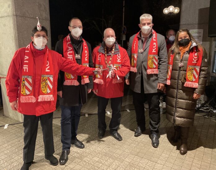 Das Foto zeigt Michaela Herperich und Rainer Krug von der KG Hilaritas mit Bürgermeister Thomas Lang sowie seinen beiden Stellvertretern Nina Bezold und Alexander Horlamus.
