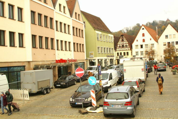 Raum für Gestaltung gewünscht: Bald wird sich die derzeit ziemlich chaotische Verkehrssituation auf dem Hersbrucker Oberen Markt ändern.