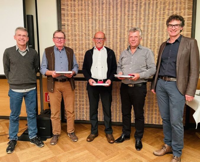 Von links nach rechts: Zweiter Vorsitzender Bernd Lindner, Luis Bulach, Heinz Bürner, Claus Pirner und Vorsitzender Heiner Stocker.
