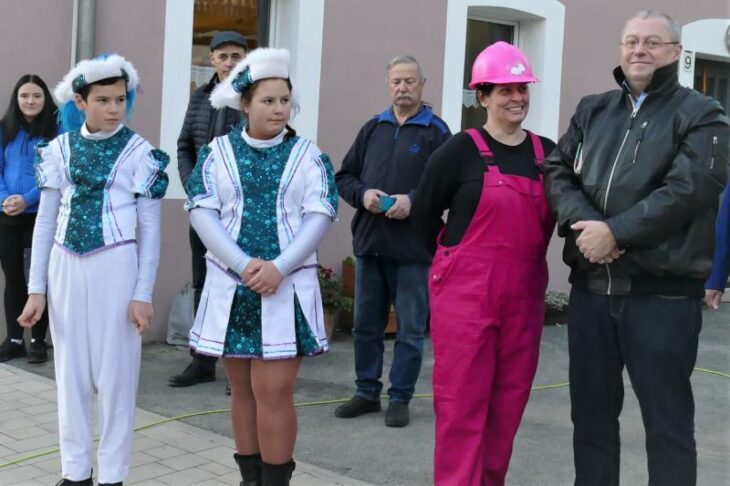 Die beiden Prinzenpaare präsentierten sich beim Happurger Rathaussturm.