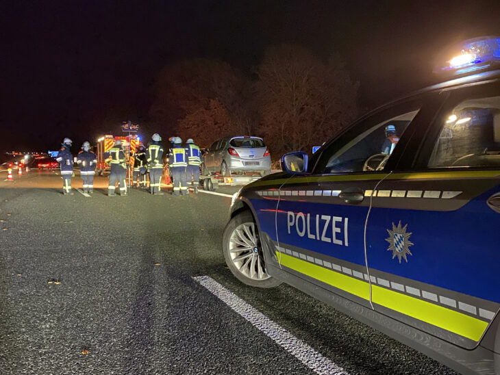 Der Fahrer des Gespanns (im Hintergrund) erlitt bei dem Unfall lebensgefährliche Verletzungen, der Verursacher flüchtete.