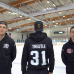 Marcus Weber, Niklas Treutle und Patrick Reimer (v.l.) von den Nürnberg Ice Tigers präsentieren die Zip-Hoodies im Stadion.