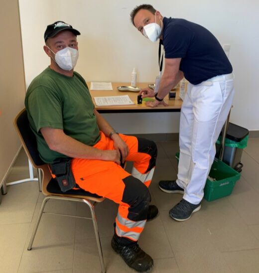 Dr. Thomas Ackermann und Gemeindearbeiter Marco Eckstein beim Sonderimpftag in Offenhausen.