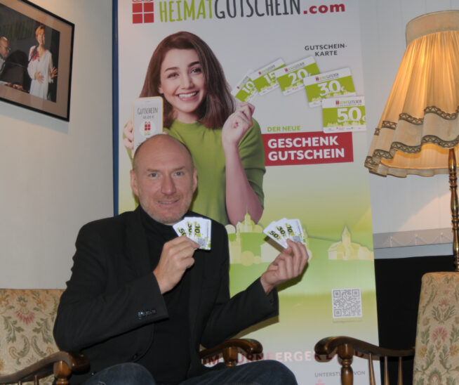 Rainer Turba, Manager des PZ-Kulturraums, zeigt hier den neuen Kulturgutschein, sozusagen den „kleinen Bruder“ des erfolgreichen Heimatgutscheins.