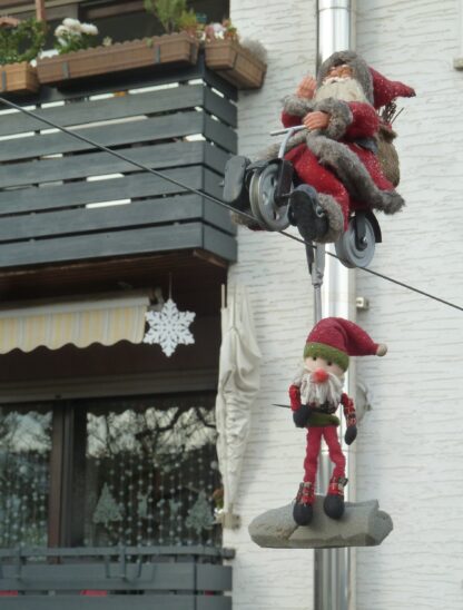 Eine kleine Weihnachtsfreude für Kinder (und Erwachsene) hat Siegfried Richthammer in seinem Vorgarten installiert.