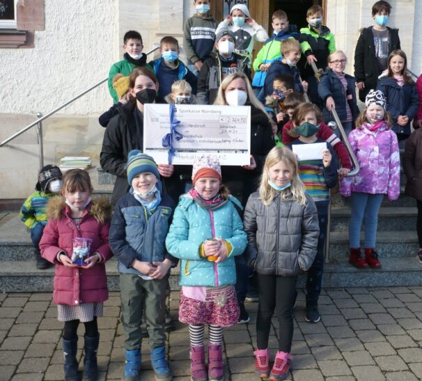 SPENDENÜBERGABE IM PAUSENHOF: Das Team des Hersbrucker Tierheims freute sich über die hohe Summe.