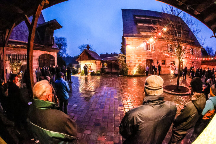 Einer der Weihnachtsgottesdienste der evangelischen Gemeinde Lauf fand in diesem Jahr im Innenhof des Dehnberger Hof Theaters statt.