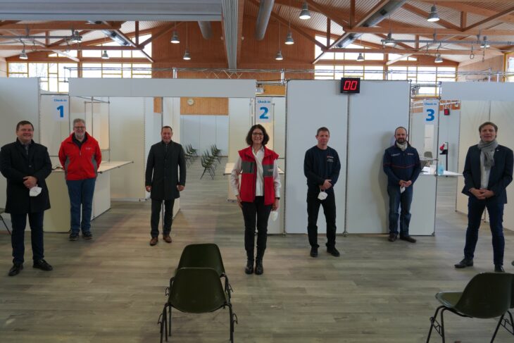 Die Beteiligten bei der Eröffnung der Außenstelle des Impfzentrums in Altdorf.