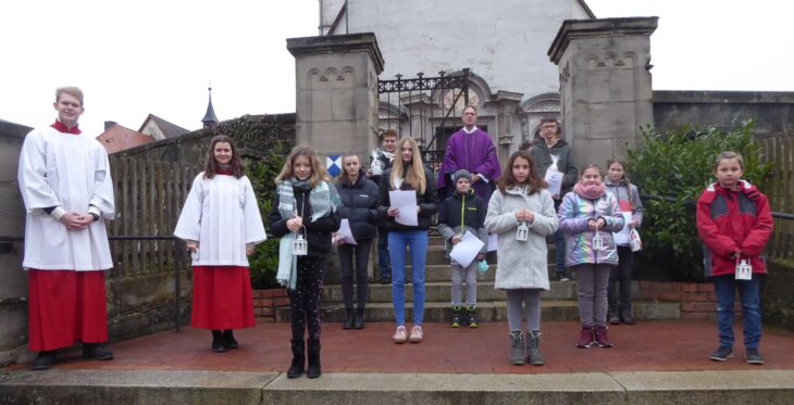 Sie waren zum Teil zehn Jahre lang im Dienst: ein Teil der scheidenden Ministranten und die fünf neuen Ministranten mit den Oberministranten Alexander Rduch und Nora Steinbinder (links im Bild).