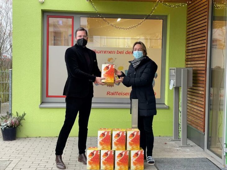 Christa Seibold, Leiterin Kindertagesstätte Heb-I-Kids, und Alexander Hertel, Präsident Rotary Club Hersbruck.